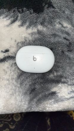White Beats buds