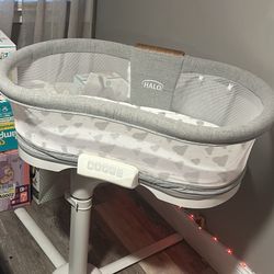 “Halo” Bassinet Swivel Sleeper