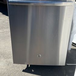 Dishwasher For Sale. Beautiful Condition.