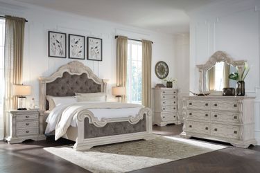 Antique white finish bedroom set w/ European inspired design features Ornate sculptural details