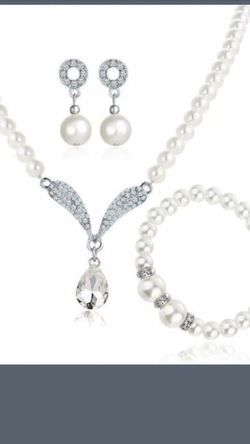 WOMANS CRYSTALS. AND PEARLS PENDANT SET COMES WITH EAR RINGS NECKLACE AND BRACELET