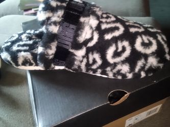 New in box mens UGG blk and grey slippers size 9