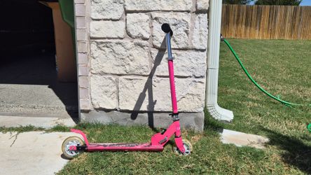 Caroma Pink 2-Wheel Folding Kick Scooter - Light-Up Wheels
