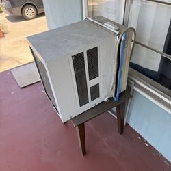 AC Window Unit With Remote. Cold Cold Air. 