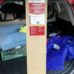 BRAND NEW IN BOX  Cordless 2” Faux Wood Blind (persiana de madera simulada)  BRAND:”Lotus & Windoware” SIZE : 35 x 72 inches