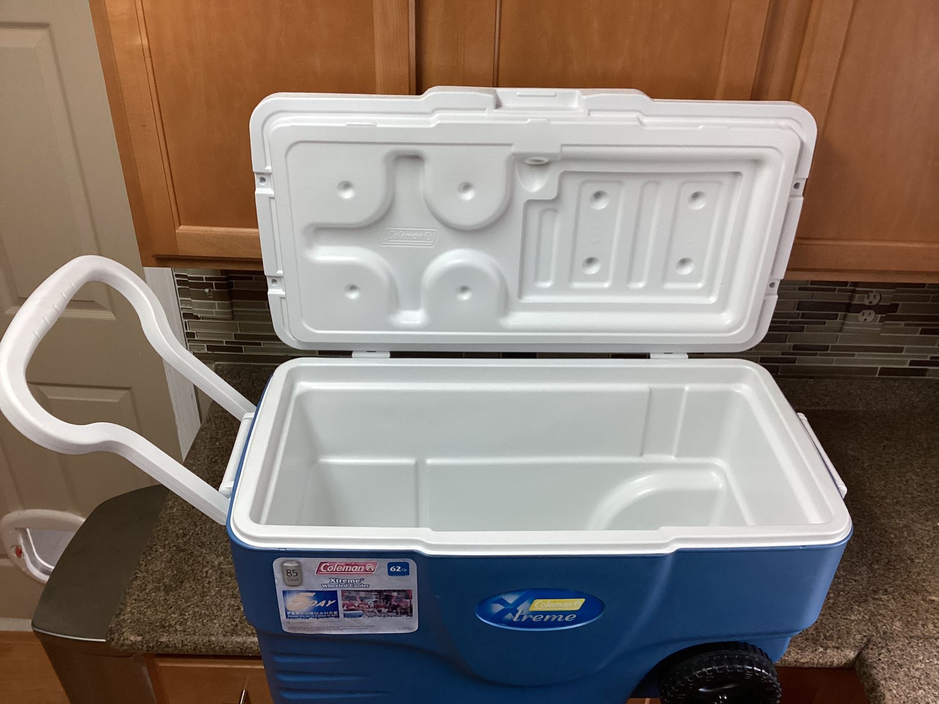 coleman 62qt coleman xtreme 62 quart rolling cooler