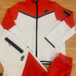 Mens Nike sweatsuits sizes s,m,L,xl,2x, $70 each 🔥🔥💯✅