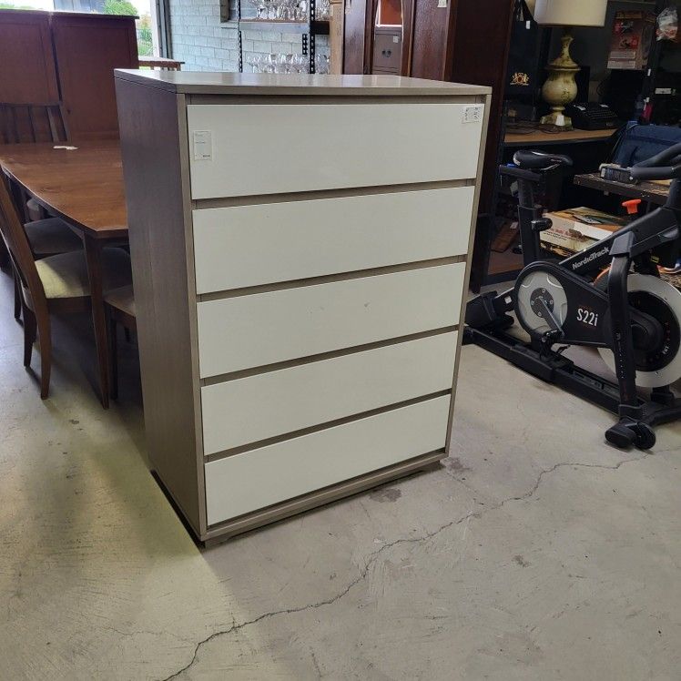 5-Drawer Dresser. Chest Of Drawers. For Clothing Storage