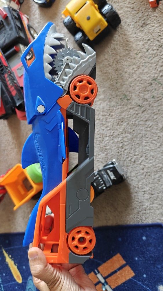 Hot Wheels Shark Chomp Transporter Playset