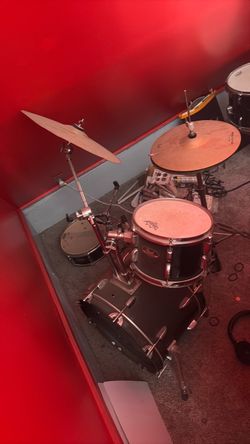 Drum set comes with seat & bag to hold sticks
