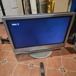 32 Inch LCD Sony Tv Works Great Come With Remote Control 