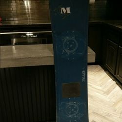 Morrow Snowboard 164cm.  No damage other then few scratches that can be buffer  out.  Other then that edges are great and no breaks in board.  Asking 