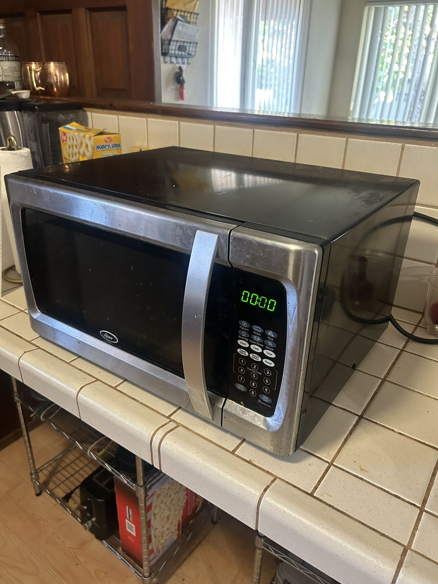Oster 1100 Watt Microwave Oven