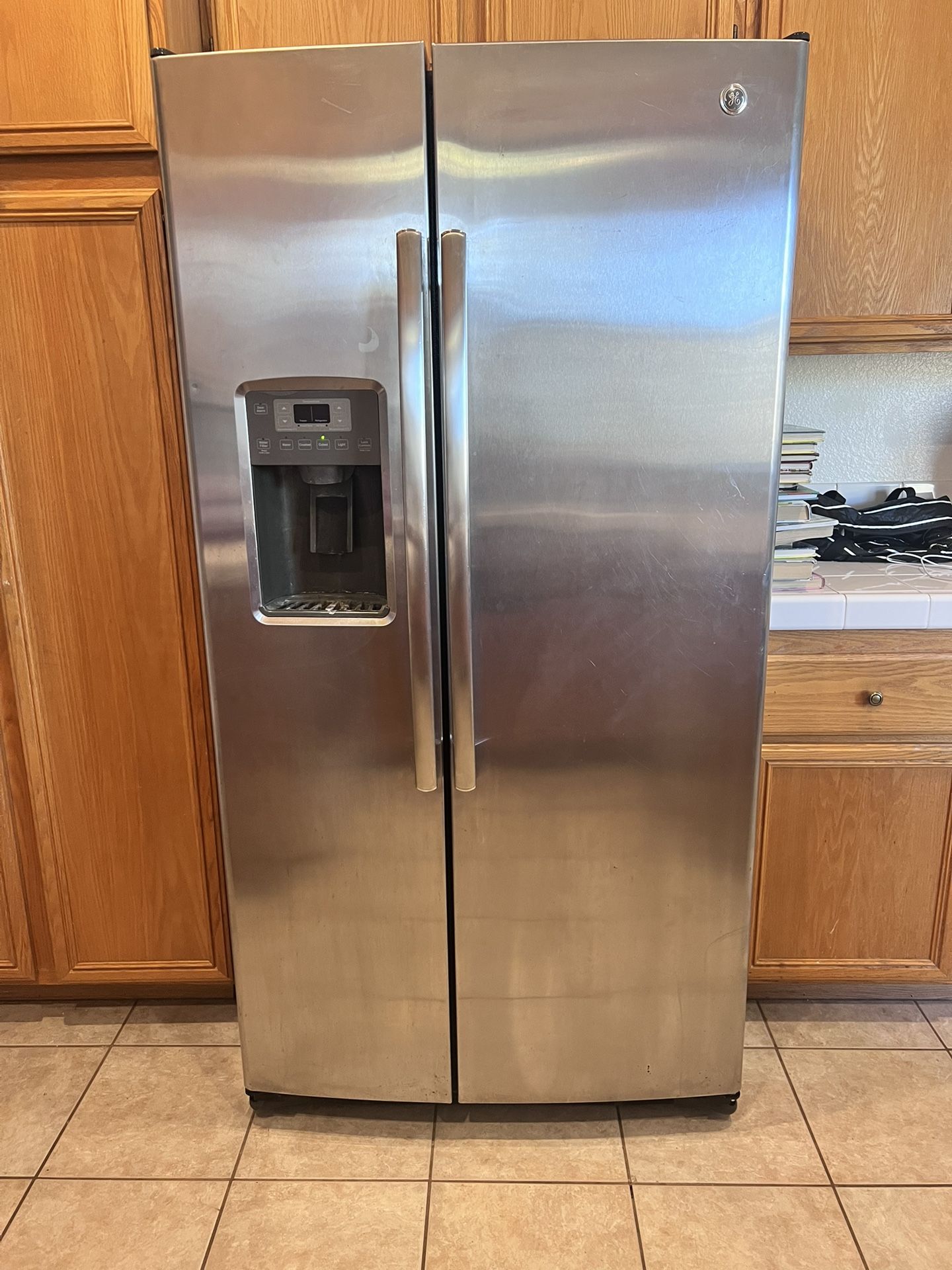 GE refrigerator. Works Great.