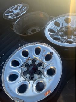 Rines 4 17-inch rims, including lug nuts and four Chevy center caps.