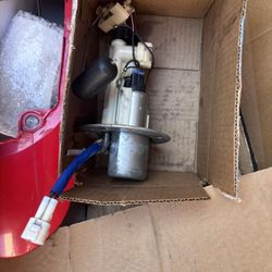 2006 Suzuki Gsxr 600 Fairing And Fuel Pump
