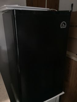 Moving sale .. college or office apartment fridge