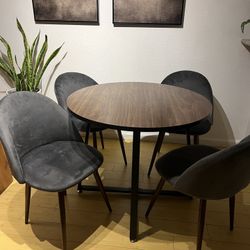 Like NEW Dining Table and Chairs 