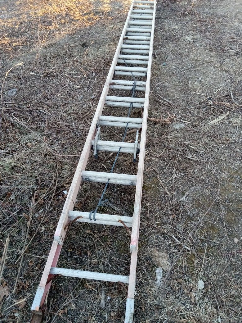 32 Foot Louisville Fiberglass Ladder