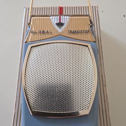 Vintage Global Transistor Radio (Chassis View), Model GR-711, AM Band Only, 6 Transistors, Reverse Paint, Made In Japan, Circa 1(contact info removed)