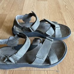 Man’s sandals Teva - Size 10 - Good and clean condition, almost new - If the listing is up and you can see it, that means the item is available - Pick