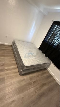Queen mattress regular set with box spring ( 2pc brand new)