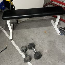 Flat weight bench with dumbbells