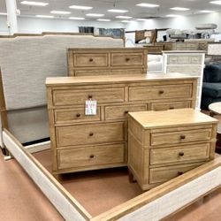 New King Bedroom Set — SPECIAL 
