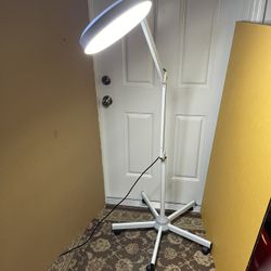 Portable Floor Standing Magnifier Lamp with 5X Magnification Rolling Floor Stand for Beauty Skincare, Manicure Nail Ect $50 Firm On Price
