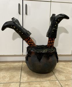HALLOWEEN PROP/ DECOR…LARGE CAULDRON WITH WITCH’S LEGS