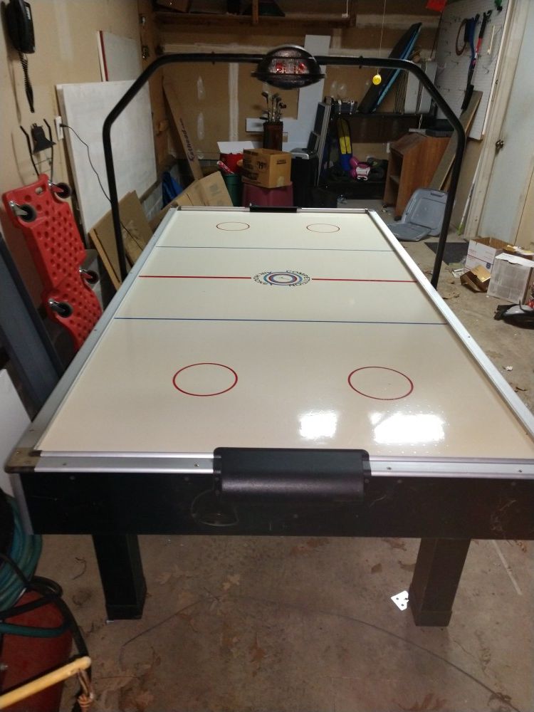 Air hockey table