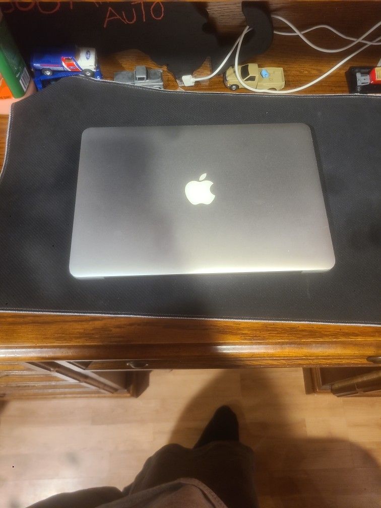 Apple MacBook