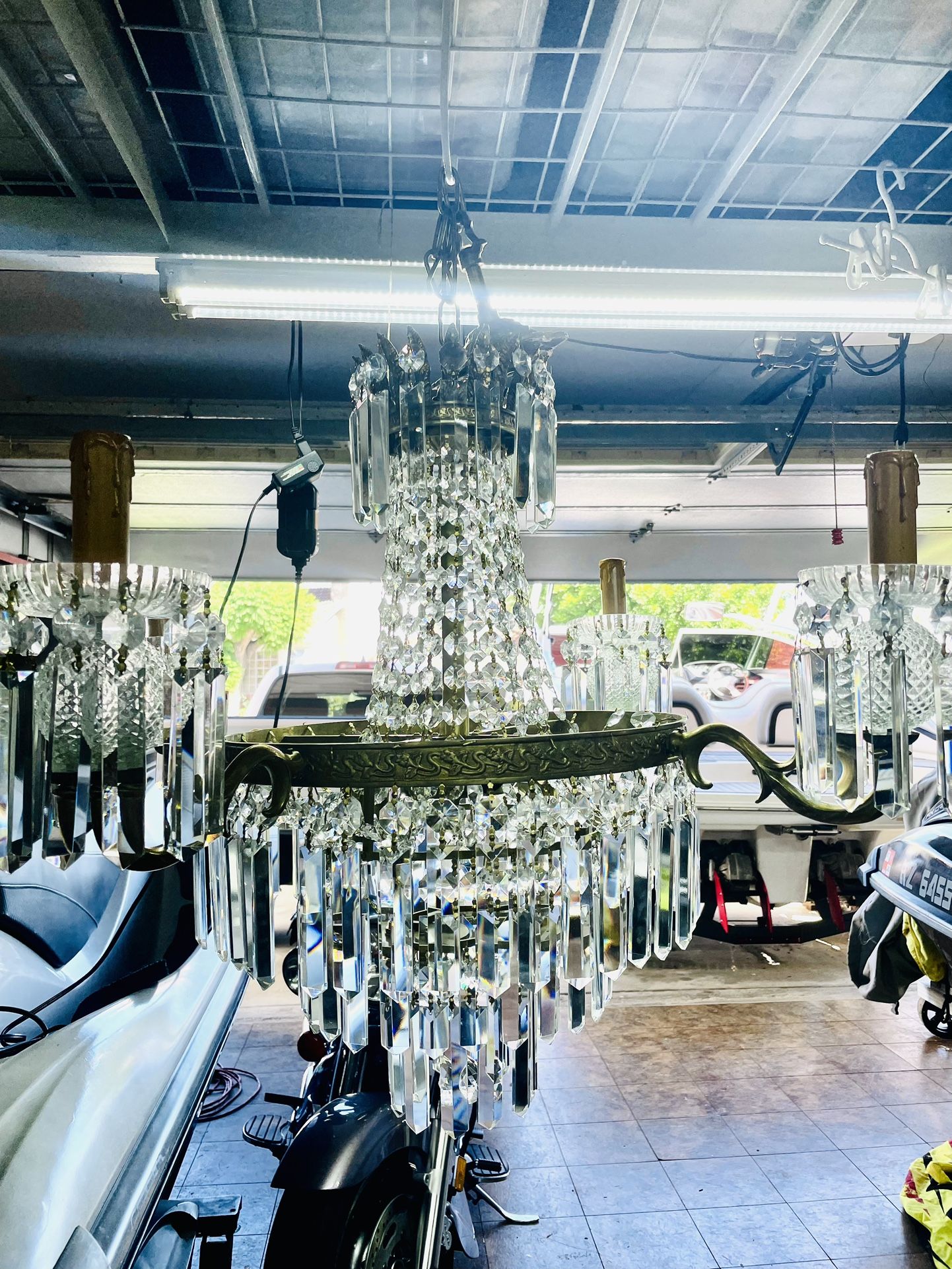 ANTIQUE CRISTAL AND BRASS CHANDELIER