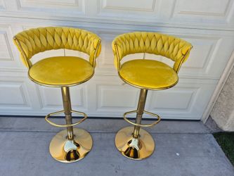 Two adjustable height bar Stool, in good condition,  please see all the pictures for details