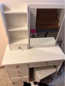 White child size vanity