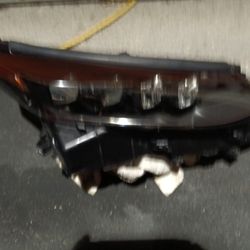 2016-2019 Toyota Hybrid Mirai Headlight Xenon Hid (Left Side) With All The Accessories Oem. 