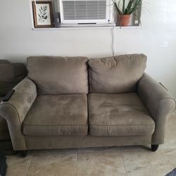 ​🛋️ Cozy Tan/Taupe Loveseat Sofa – Great Condition!


