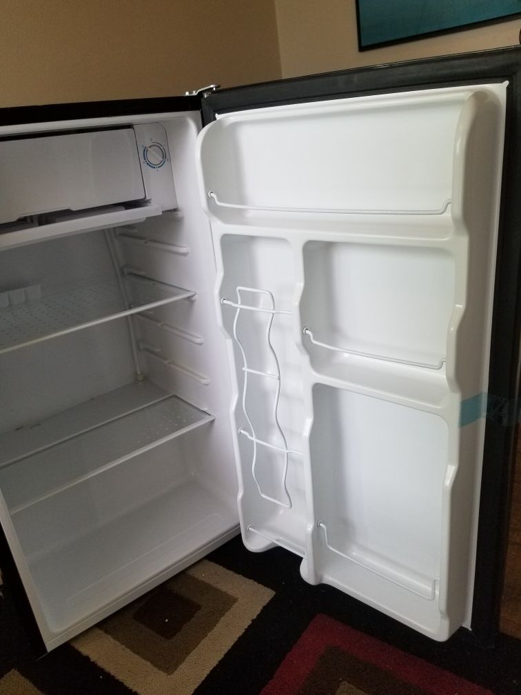 Refrigerator: RCA RFR 232-B model