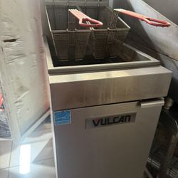  Vulcan 1VEG35M-1 Natural Gas 35-40 lb. Floor Fryer with Millivolt Controls - 70,000 BTU