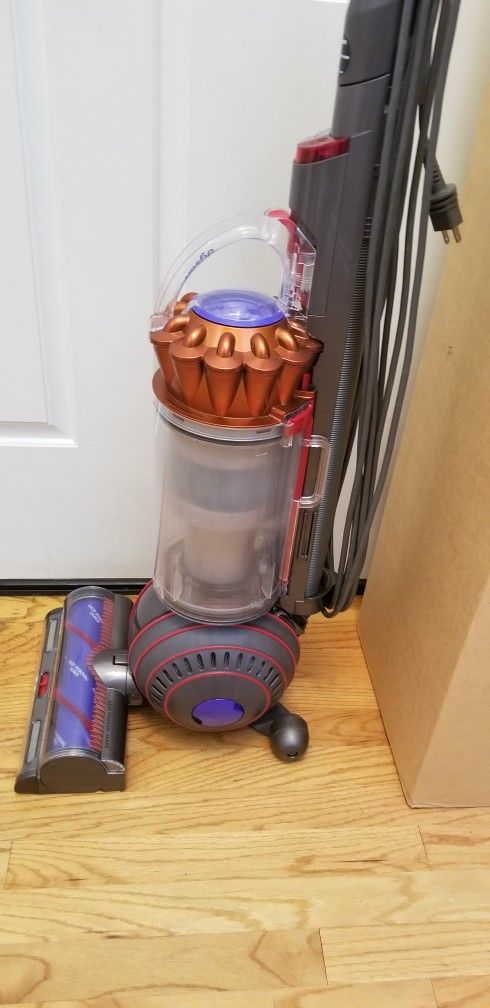 NEW MODEL DYSON ANIMAL BIG BALL  , VACUUM  WITH ATTACHMENTS  , AMAZING POWER SUCTION  , WORKS EXCELLENT  , IN THE BOX 