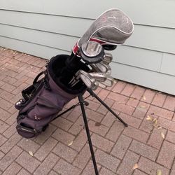 Mens left handed Cleveland golf club set. Full set standard length and golf bag