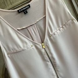 EXPRESS - Like New Women’s “Blush Pink” V-neck Zip Top, Size M