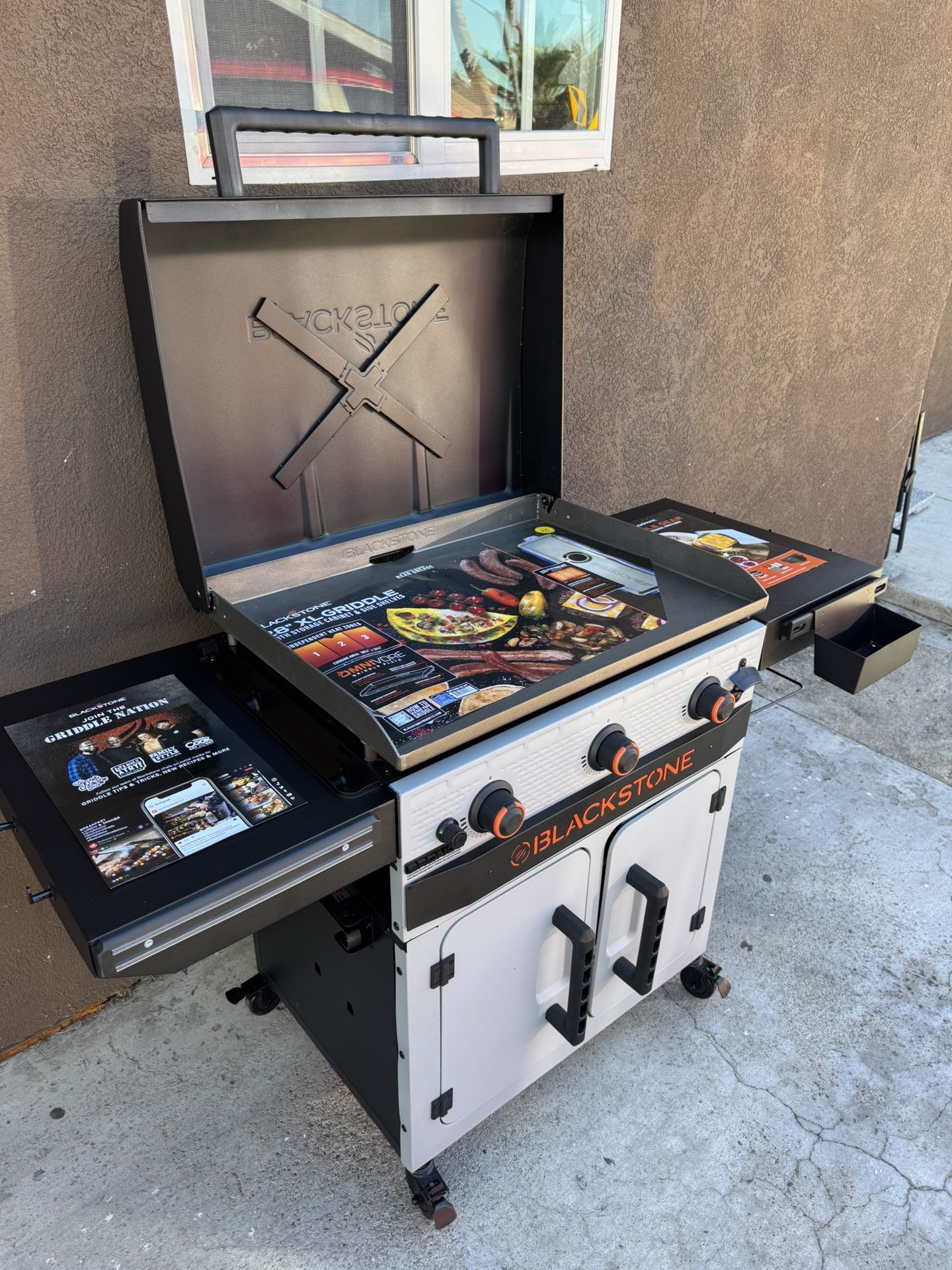 Blackstone Bronco Plancha Omnívora de 3 Quemadores 28" XL con Estantes Laterales Dobles y Gabinete