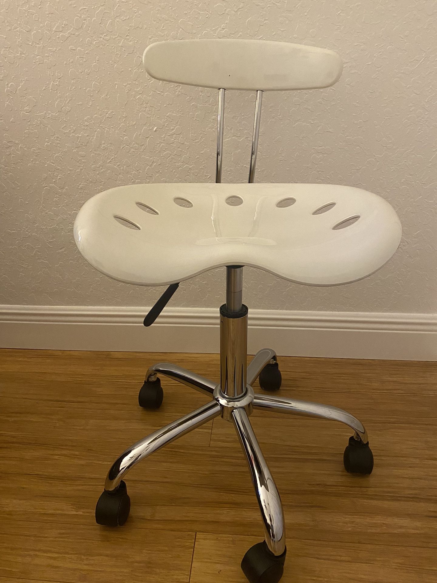 Desk Chair (Like new).