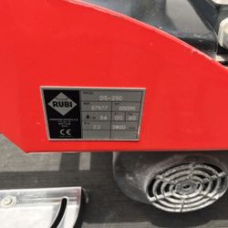 Tile cutter. Like new. Only used it once. Cortadora de loza como nueva. Solo se usó una vez.