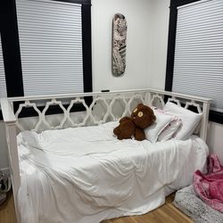 Pottery Barn Twin Daybed & Trundle