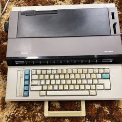 Typewriter - TA Royal Beta 8000