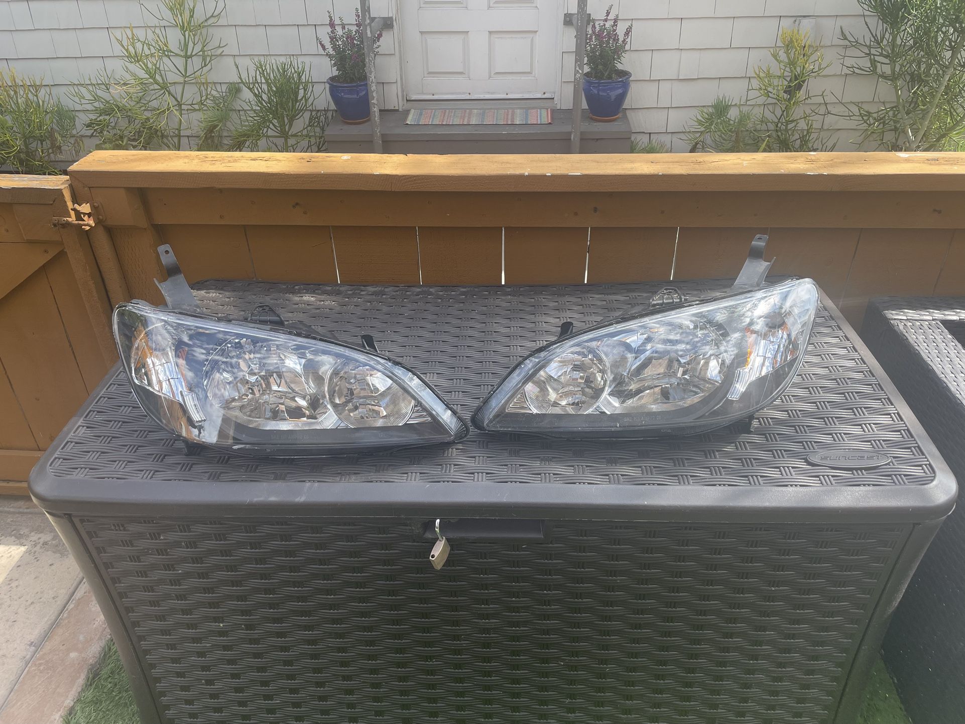 Set Of New Honda Civic Headlights 2004-2005