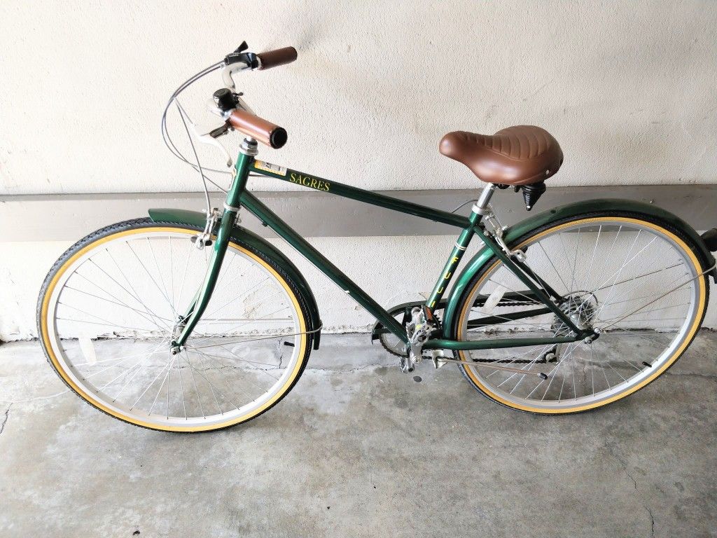Fuji Sagres city bike with updated seat in excellent condition