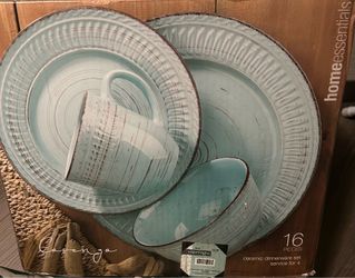 Brand new dinnerware set